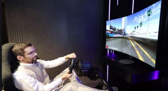 LG Display Transforms From Flat To Curved For Immersive Gaming